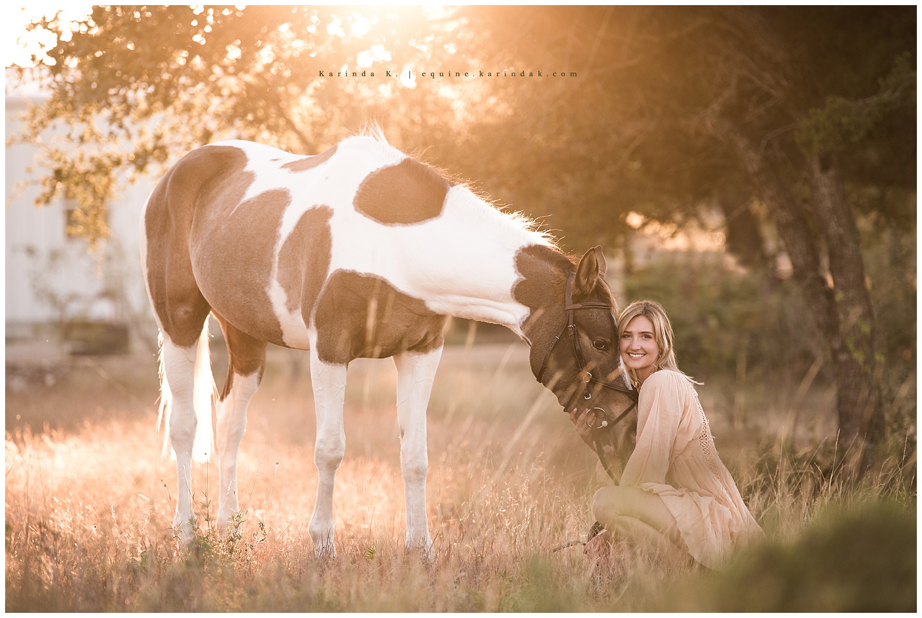 kneeling with horse poses in sunset photographer texas 